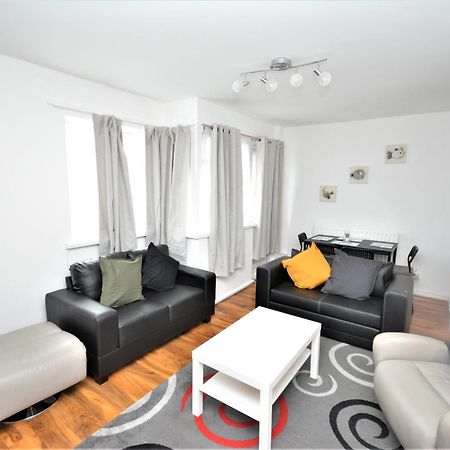 Lovely 2 Bedroom Condo In Greater 런던 외부 사진