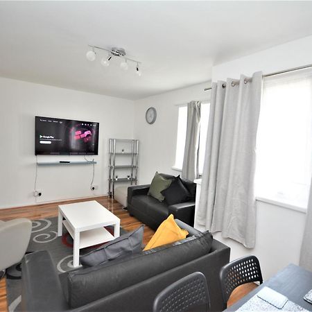 Lovely 2 Bedroom Condo In Greater 런던 외부 사진