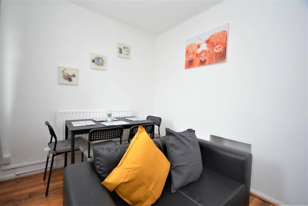 Lovely 2 Bedroom Condo In Greater 런던 외부 사진