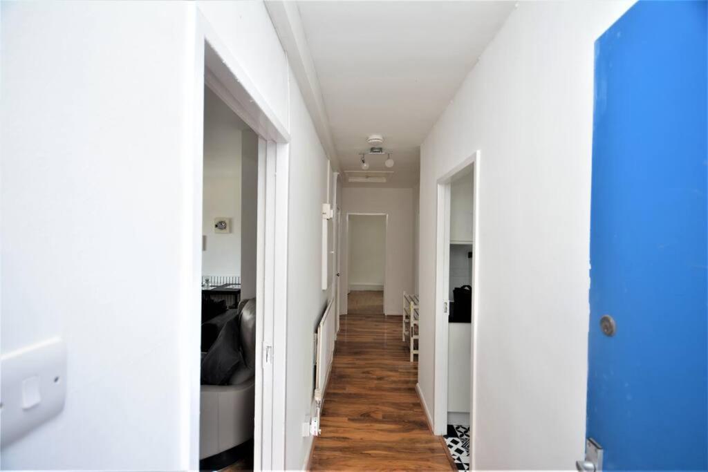 Lovely 2 Bedroom Condo In Greater 런던 외부 사진