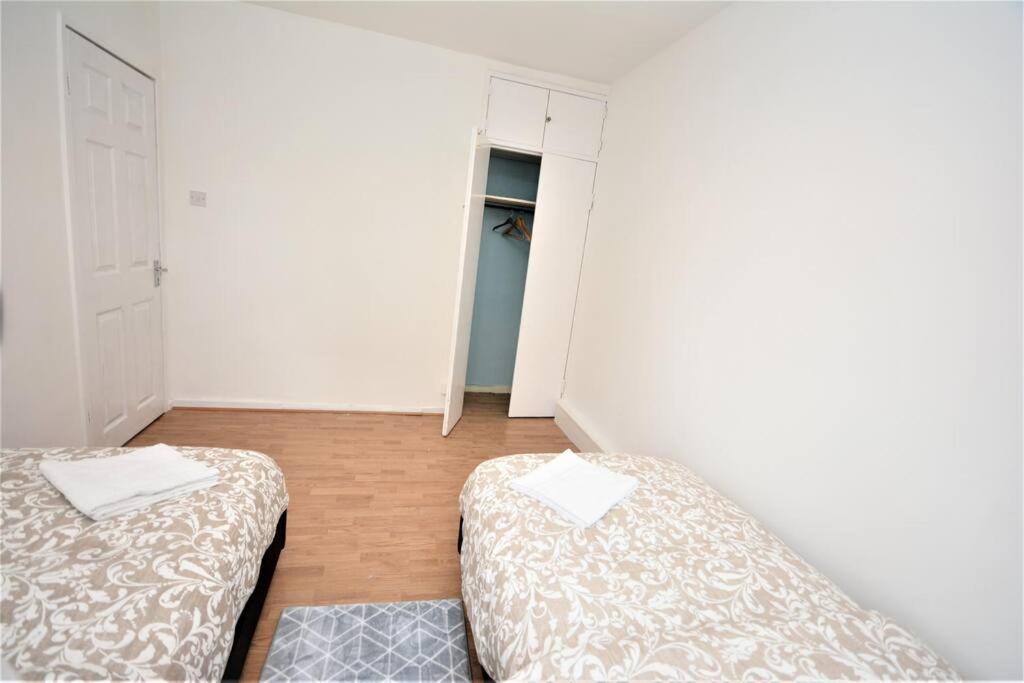 Lovely 2 Bedroom Condo In Greater 런던 외부 사진