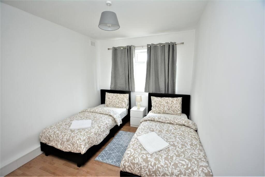Lovely 2 Bedroom Condo In Greater 런던 외부 사진